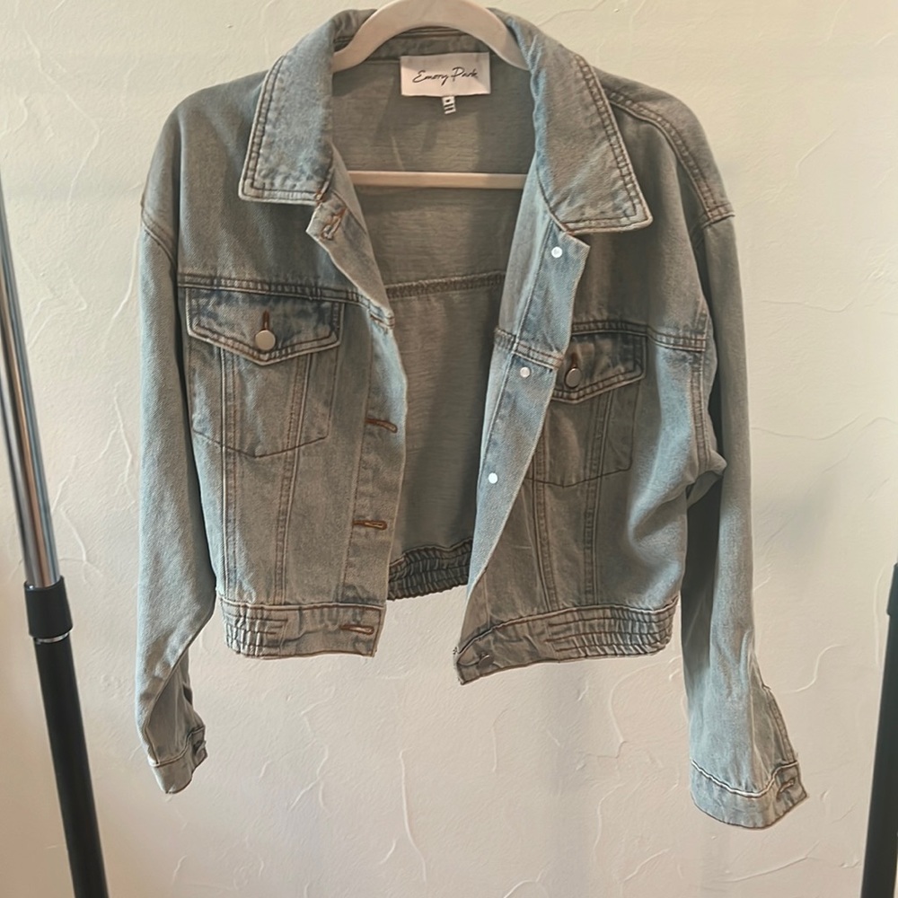 Woman’s cropped denim light wash jacket
